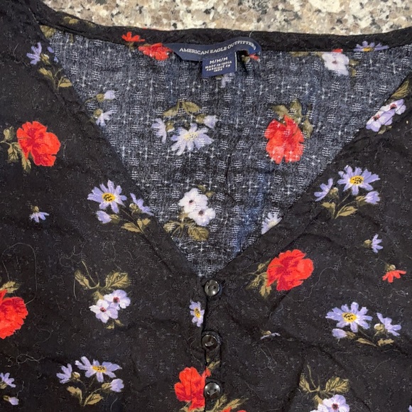 American Eagle Medium Floral Button Down Crop Top - Picture 3 of 3